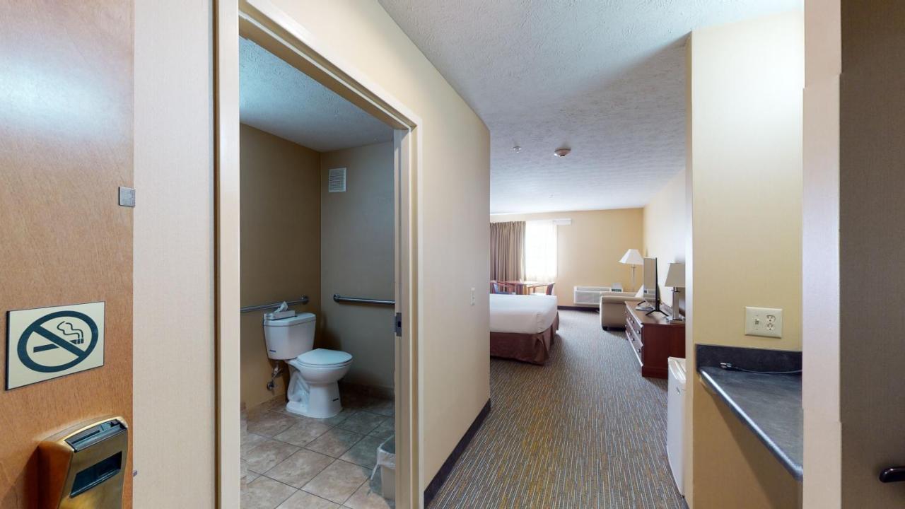 Ramada By Wyndham Strasburg - Shenandoah Valley Exterior foto