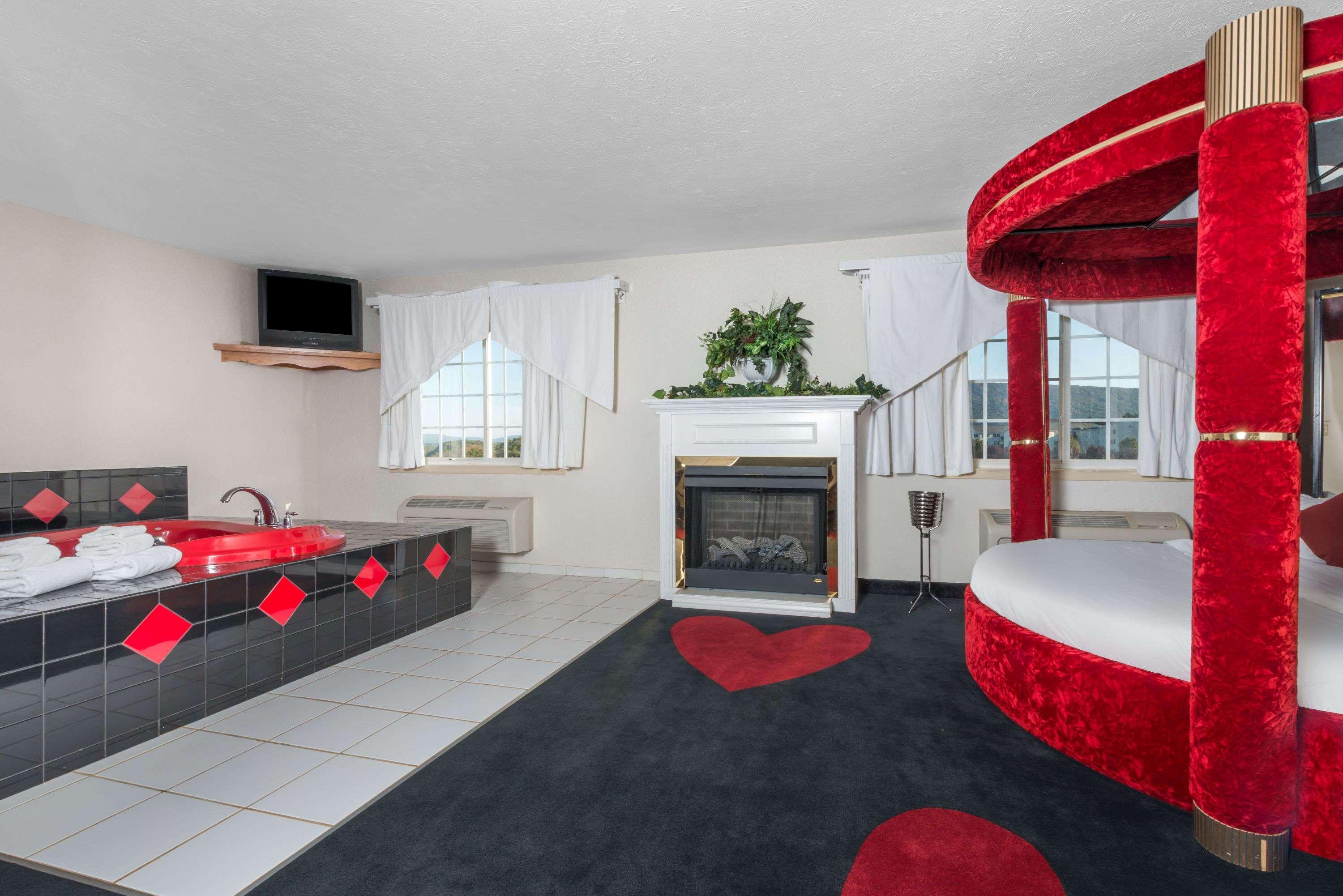 Ramada By Wyndham Strasburg - Shenandoah Valley Exterior foto