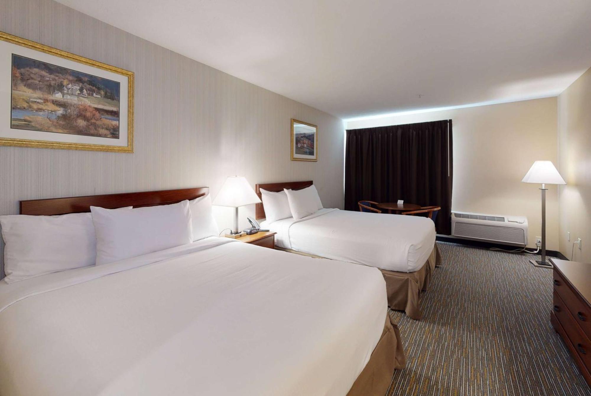 Ramada By Wyndham Strasburg - Shenandoah Valley Exterior foto